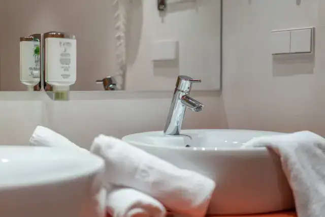 Modernes Badezimmer mit Waschbecken und Handtüchern