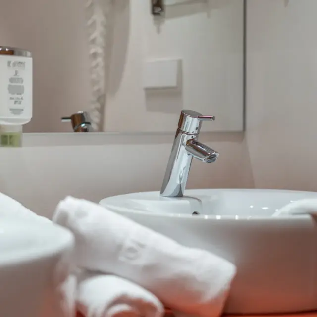 Modernes Badezimmer mit Waschbecken und Handtüchern
