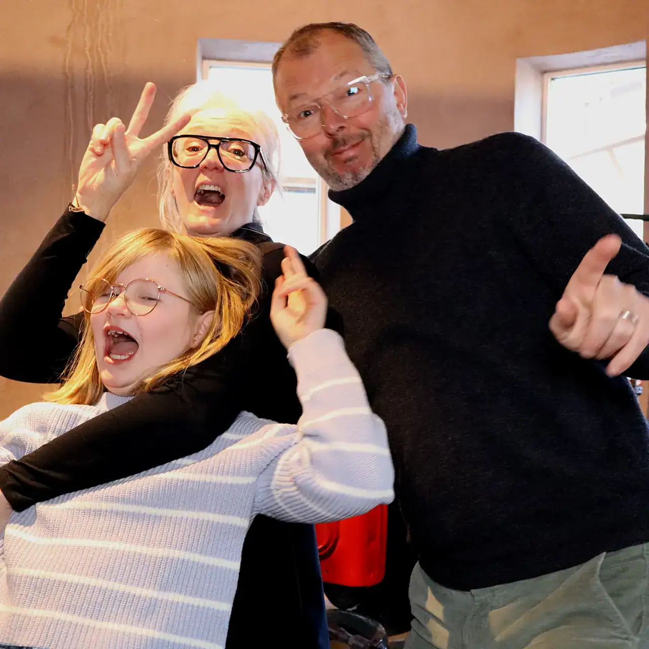 Fröhliche Familie posiert mit Spaß.