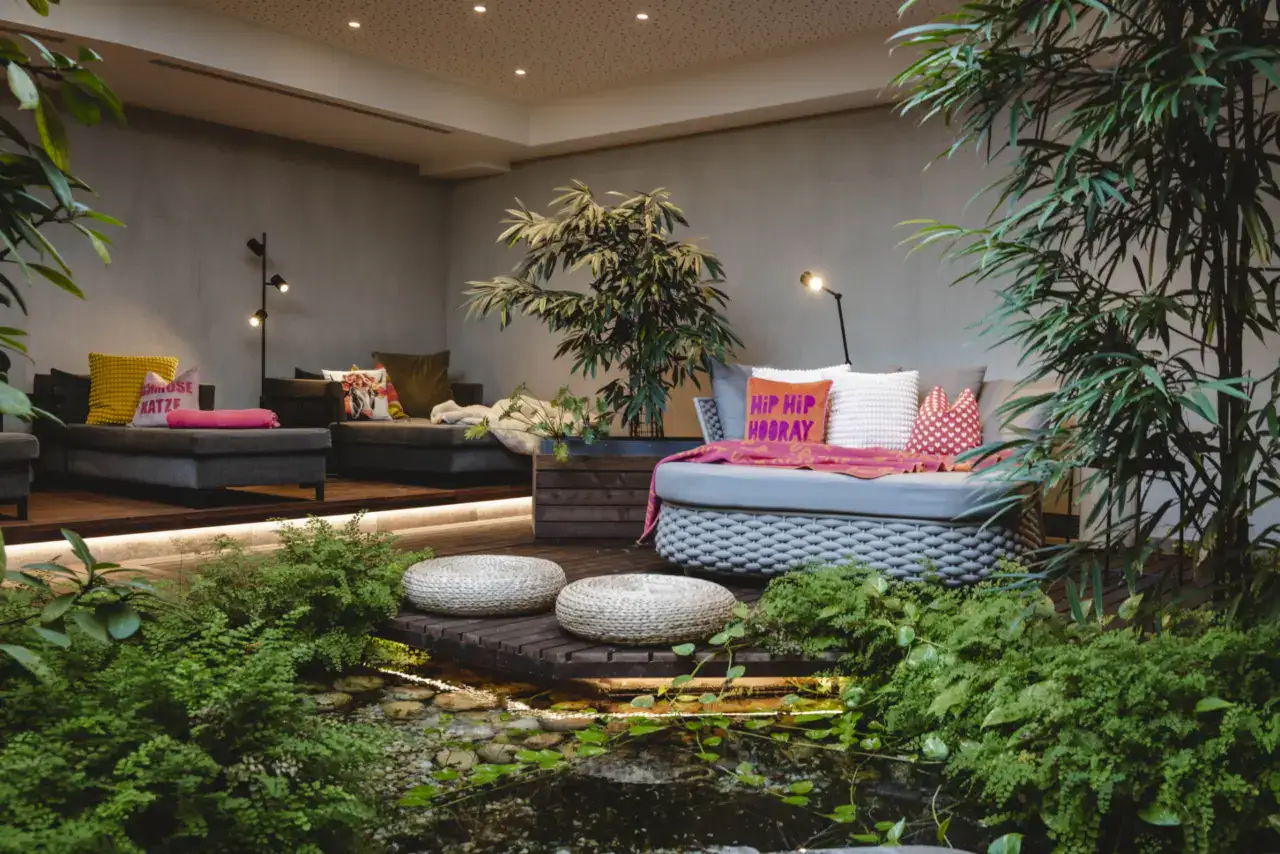 Moderne Lounge mit Pflanzen und Sitzecke