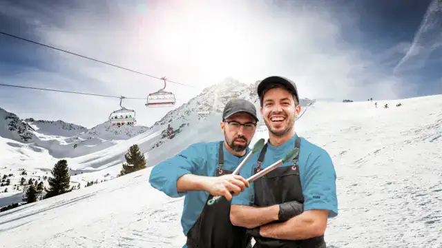 Naudererhof Bergpanorama mit Skifahrern und Seilbahn im Hintergrund.